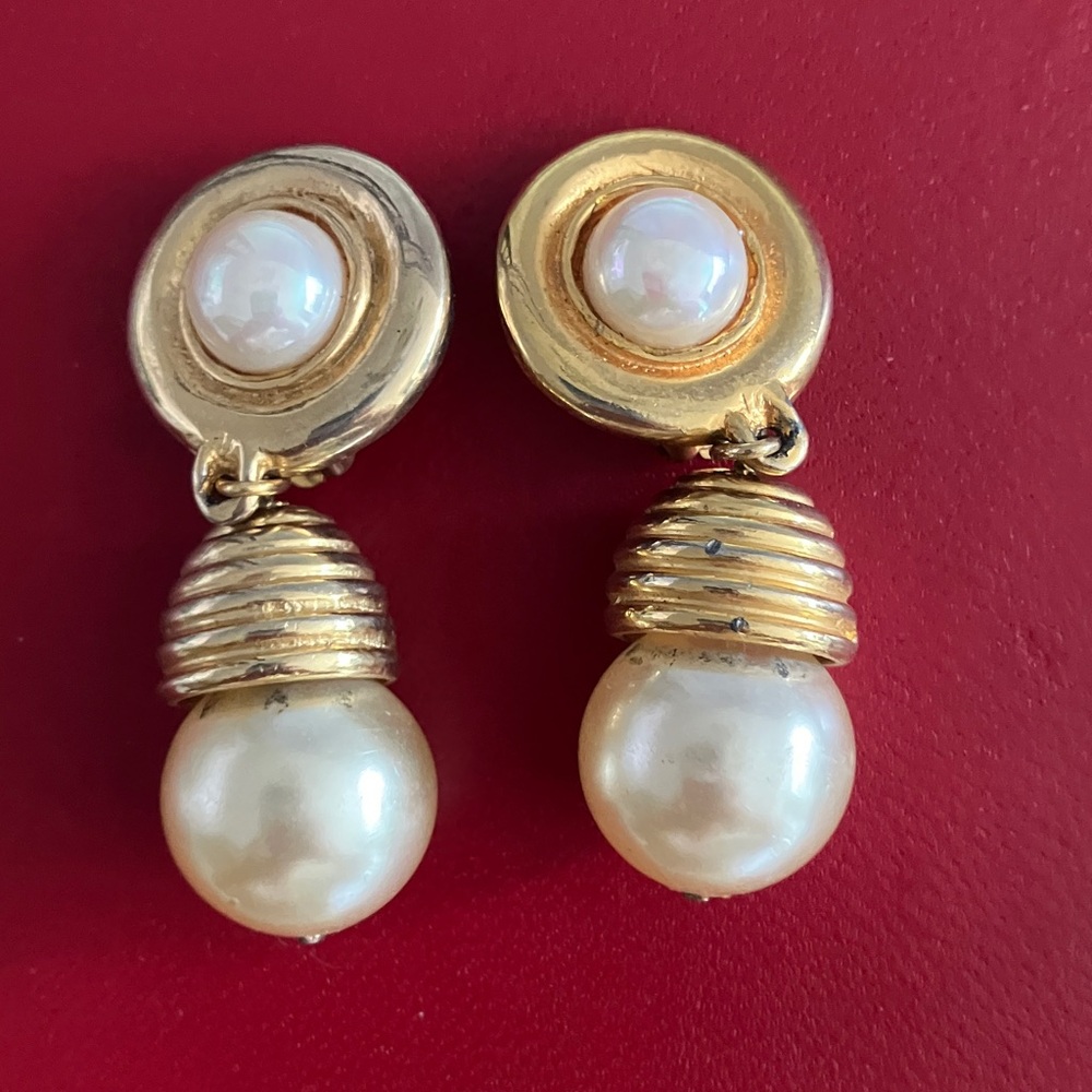 VINTAGE Chic gold earrings with elegant pearls 
2”